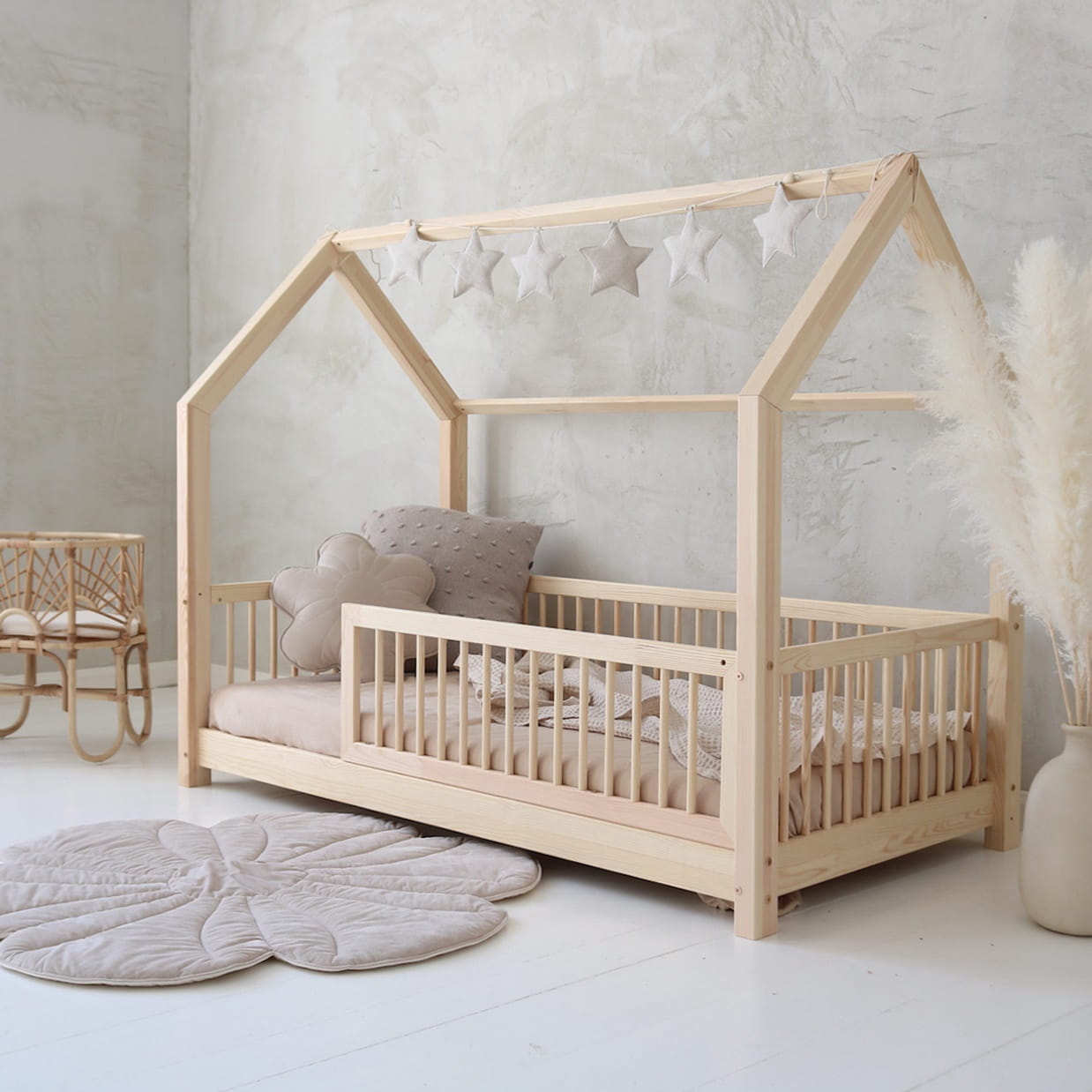Scandi Kids Concept Store Letto a Capanna Fiori bed with floral canopy and wooden frame, perfect for child's bedroom decor.