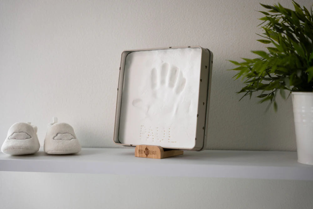 Square baby gift box from Jolis Cœurs by Petit Artichaut, featuring a charming design and soft pastel colors.