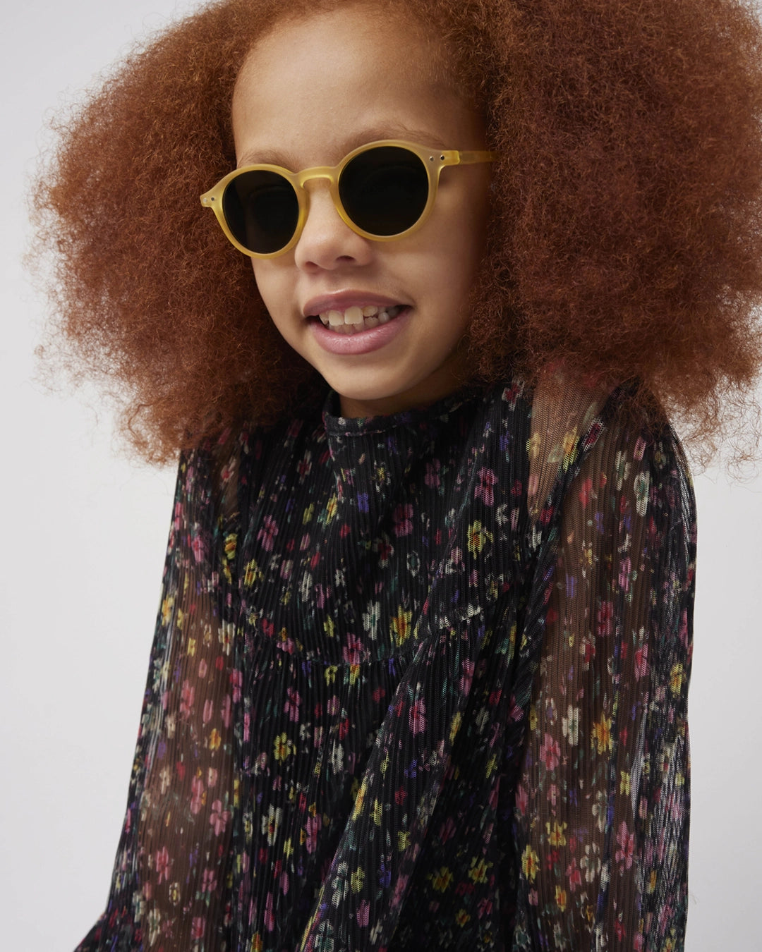 Bright yellow IZIPIZI sunglasses for children aged 5-7, featuring a stylish design and durable frame for kids' fashion.