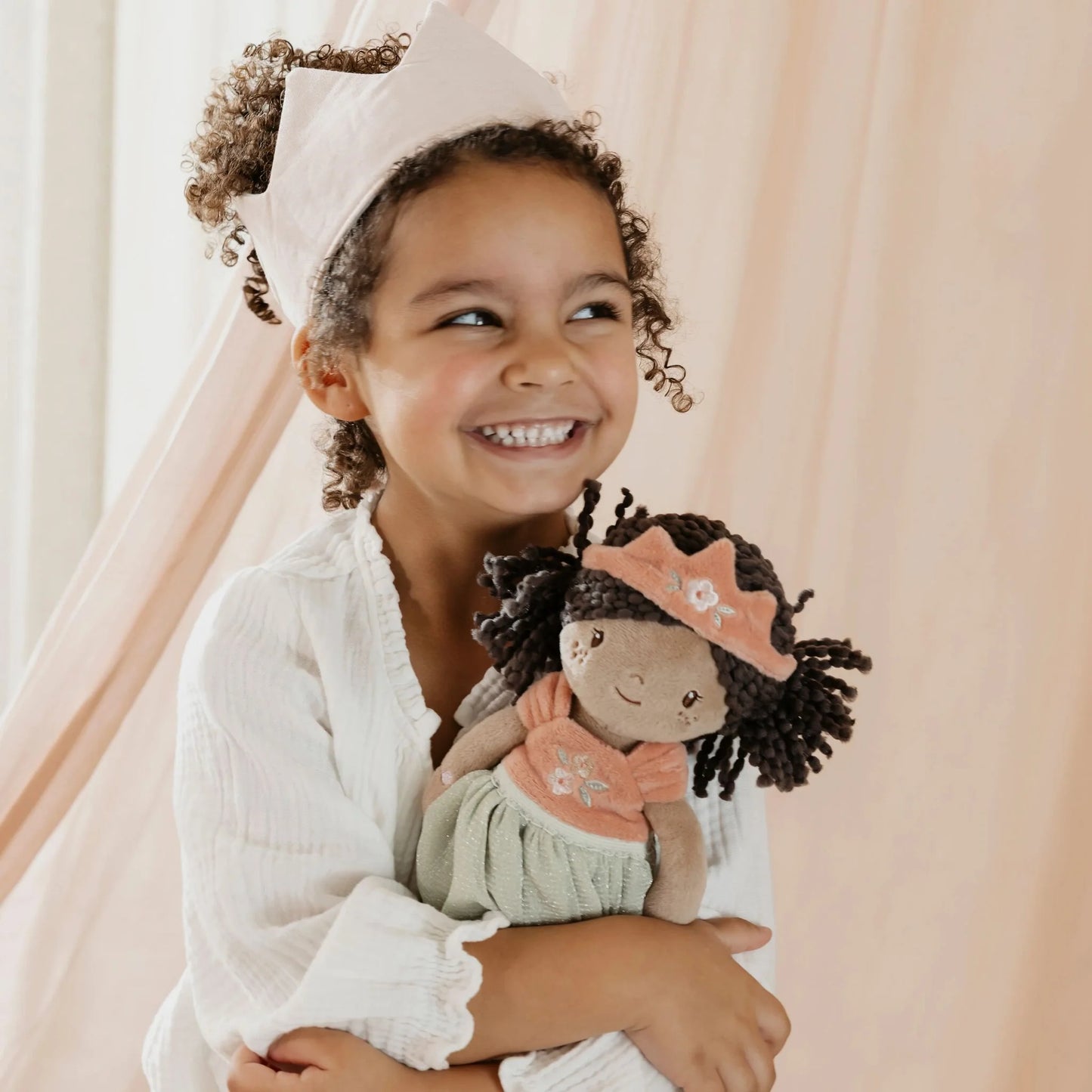 Bambola coccolosa Principessa Evi - 35 cm