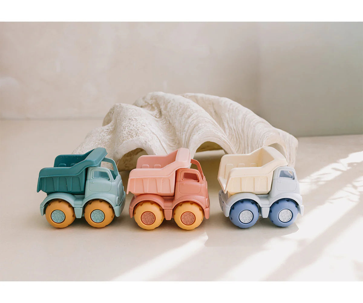 Monneka Set Spiaggia Mermaid Cats and Camioncino featuring colorful beach-themed cat figurines and accessories on a white background.