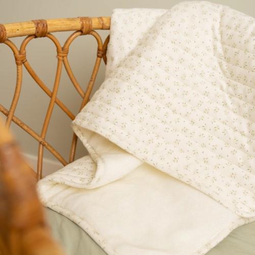 Little Dutch baby crib blanket in green with blueberry leaf pattern, measuring 70x100 cm, perfect for nursery decor.