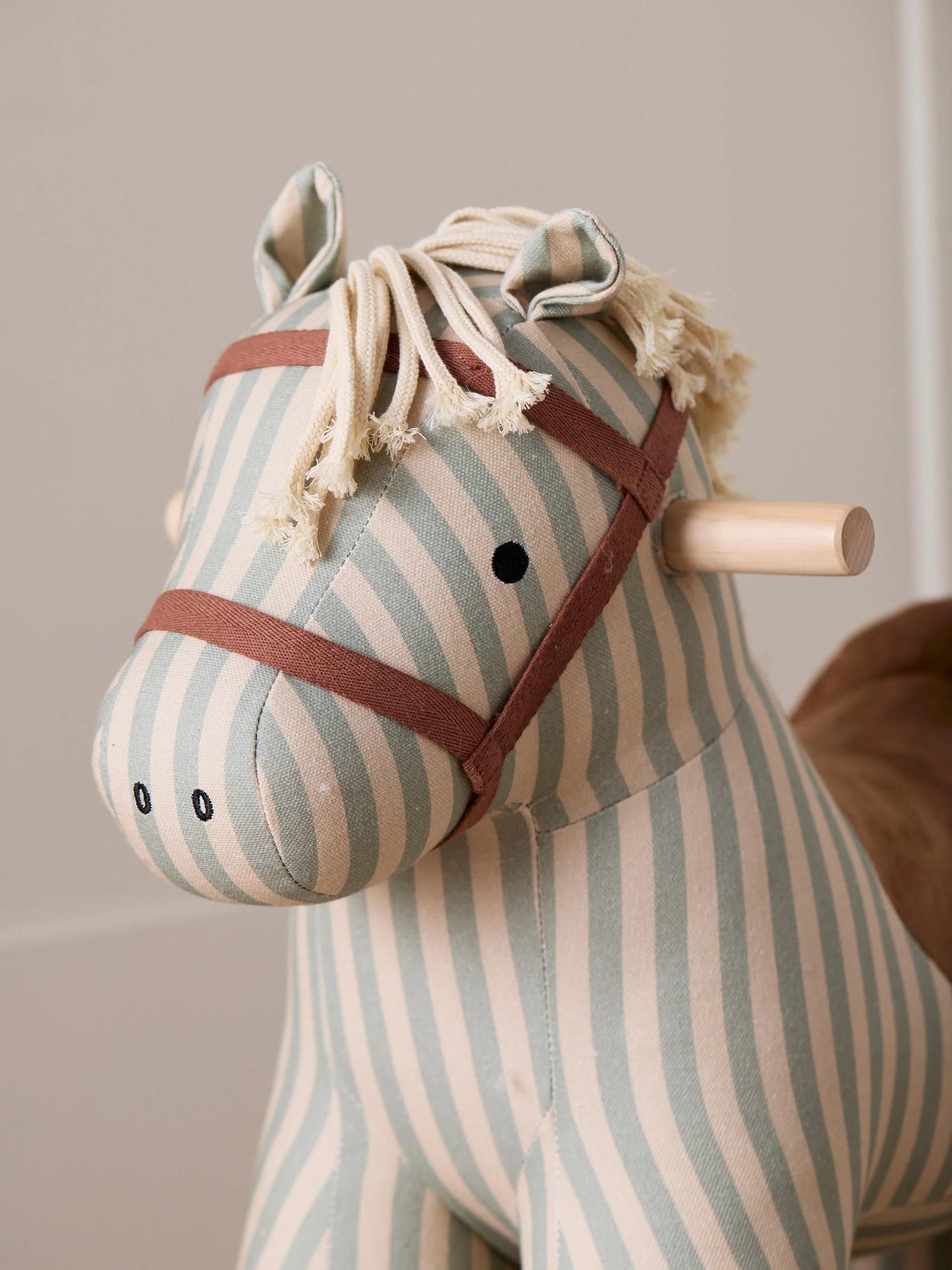 Kid's Concept cavalcabile dondolo Sam Aiden - Scandi Kids Concept Store