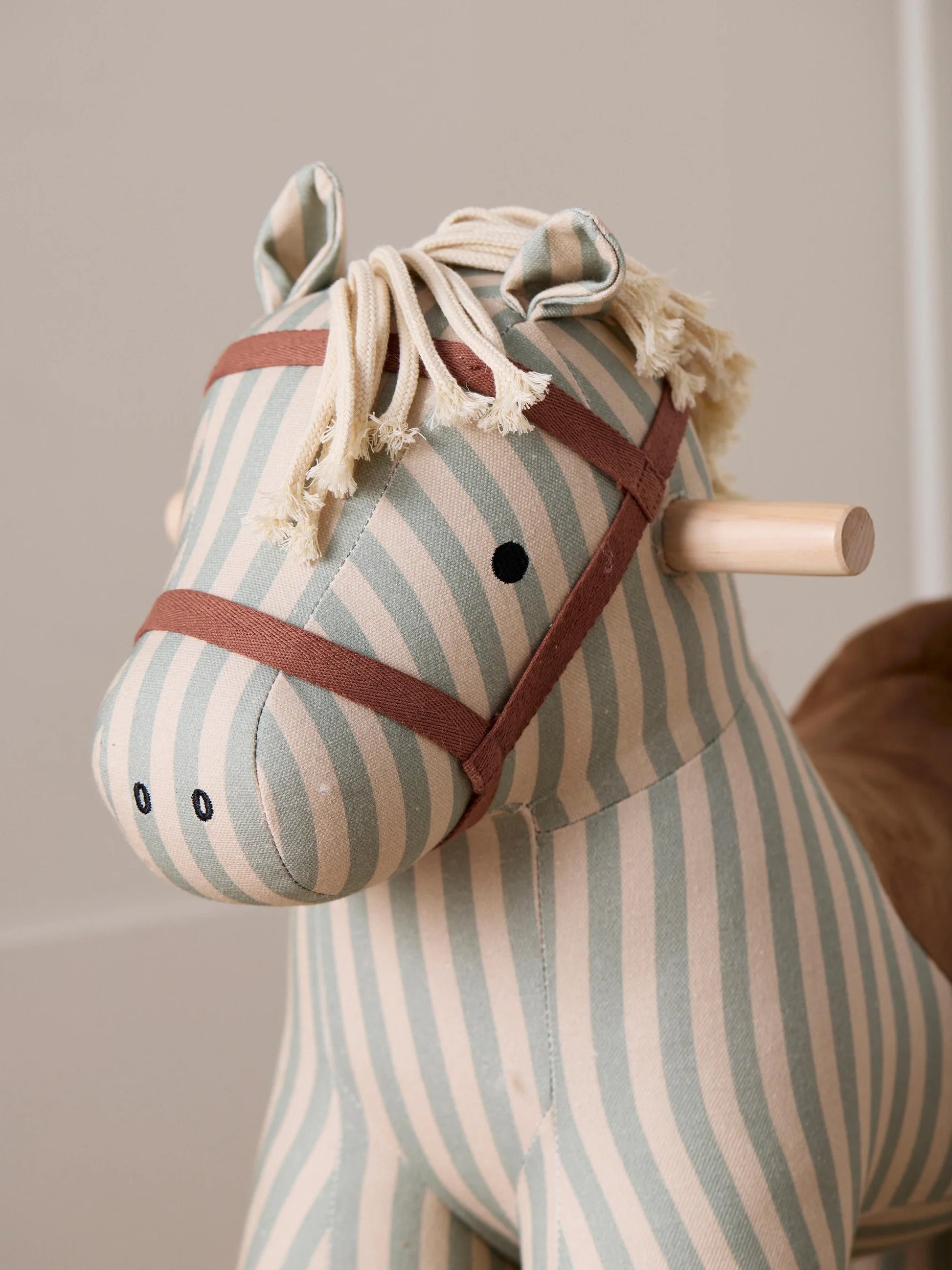 Kid's Concept cavalcabile dondolo Sam Aiden - Scandi Kids Concept Store