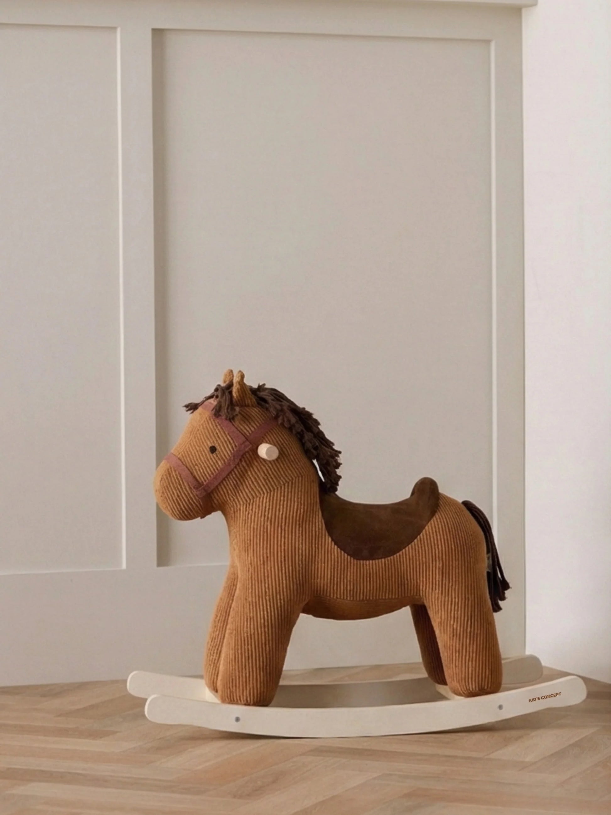 Kid's Concept cavalcabile peluche Aiden Vera - Scandi Kids Concept Store