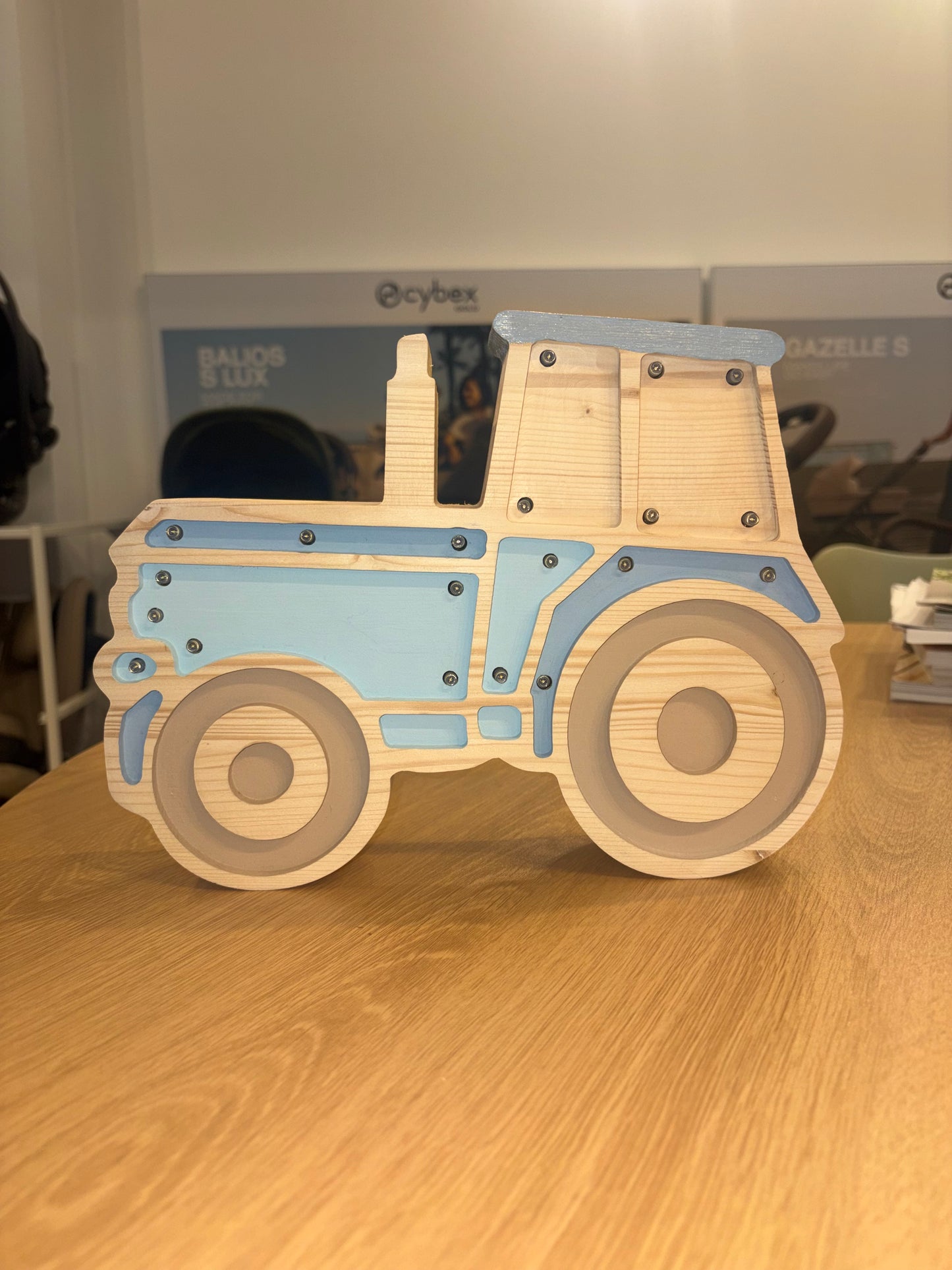 Lampada in legno - trattore azzurro - Scandi Kids Concept Store
