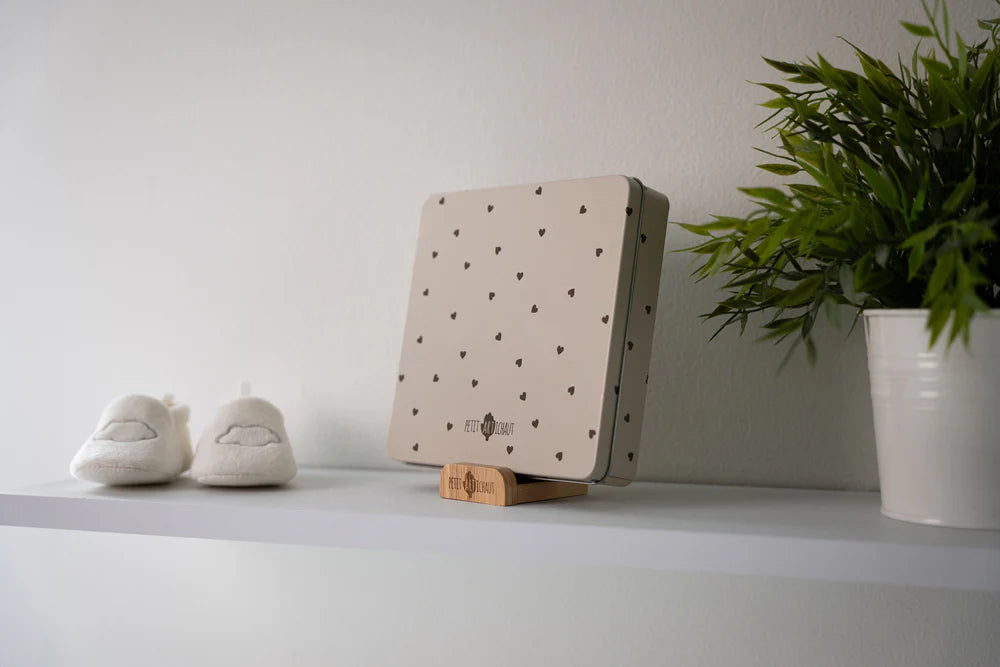 Square baby gift box with pink hearts design by Petit Artichaut from Jolis Cœurs collection, featuring a charming, decorative packaging.
