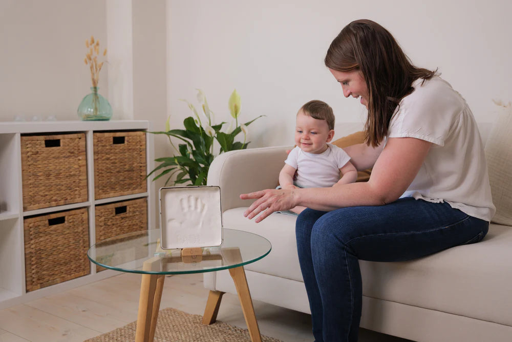 Square baby gift box from Jolis Cœurs by Petit Artichaut, featuring delicate design and soft pastel colors.
