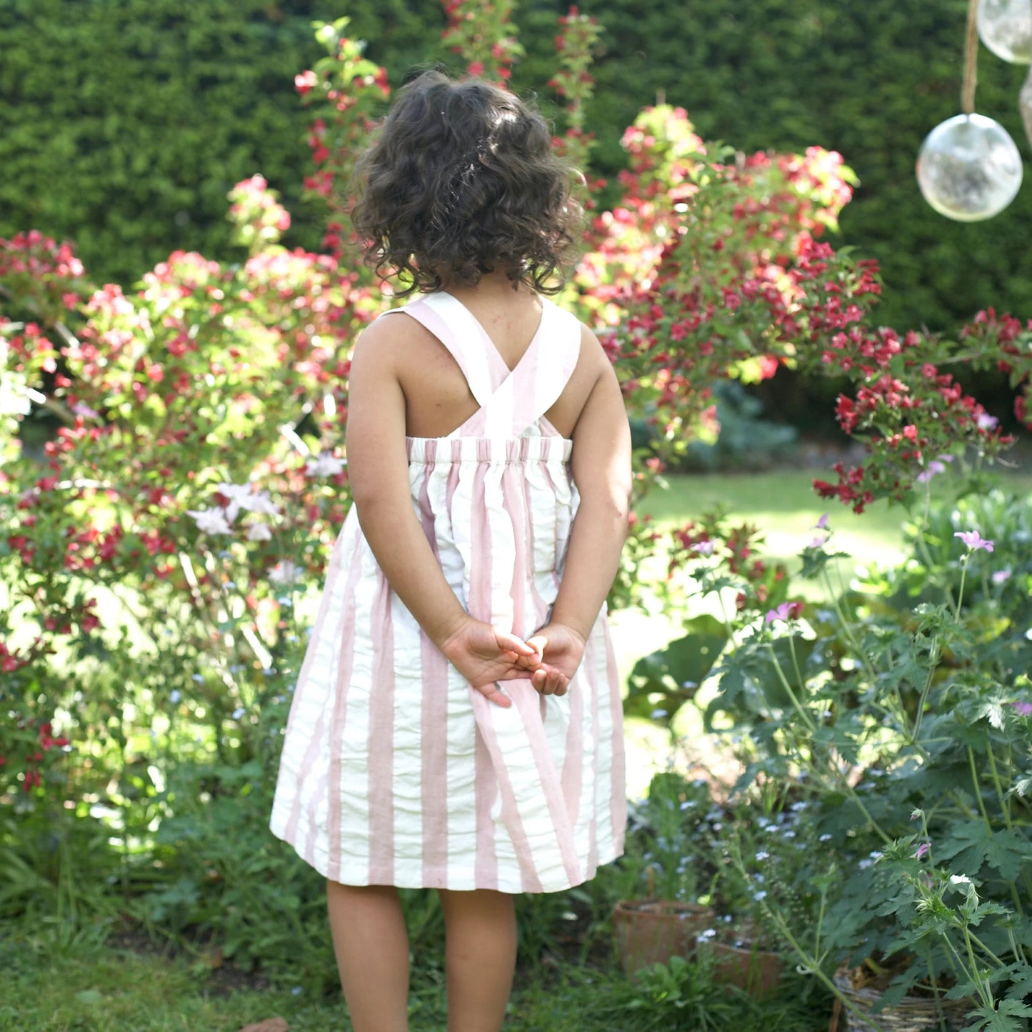 Abito con schiena incrociata (Seersucker Wide Stripe) - Pink Pigeon