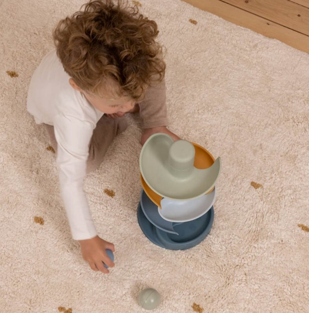 Scivolo a spirale con palline blu