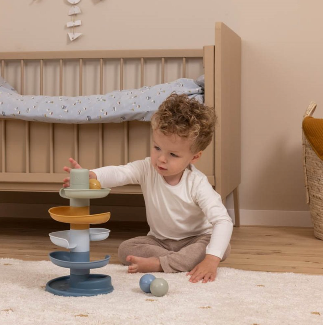 Scivolo a spirale con palline blu