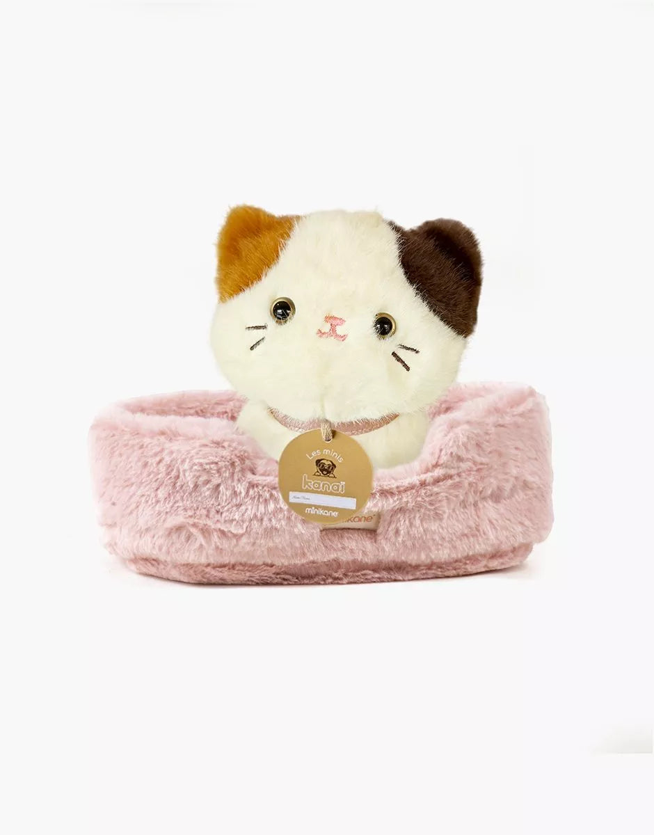 Kimi, un gatto di peluche da 18 cm con collare e cestino in pelliccia sintetica rosa - Scandi Kids Concept Store