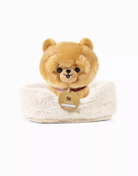 Loki, un cane di peluche da 18 cm con collare e cestino in pelliccia sintetica ecrù