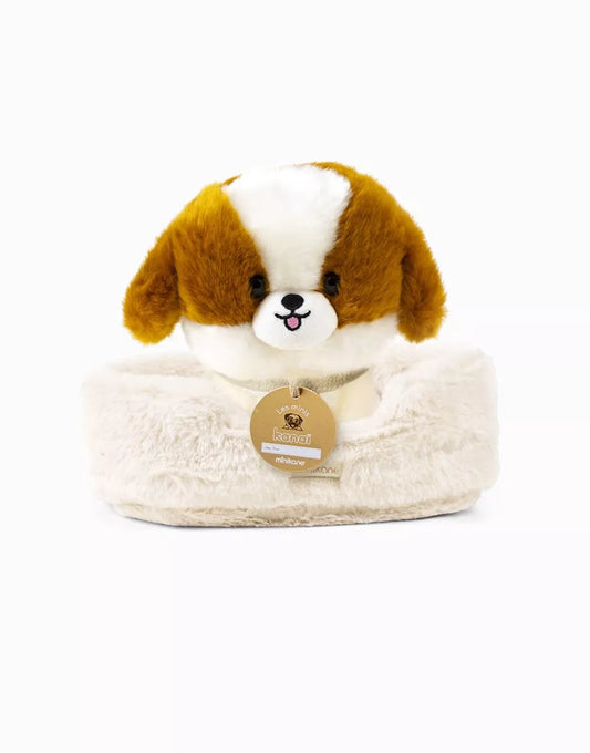 Suki, un cane di peluche da 18 cm con collare e cestino in pelliccia sintetica ecrù