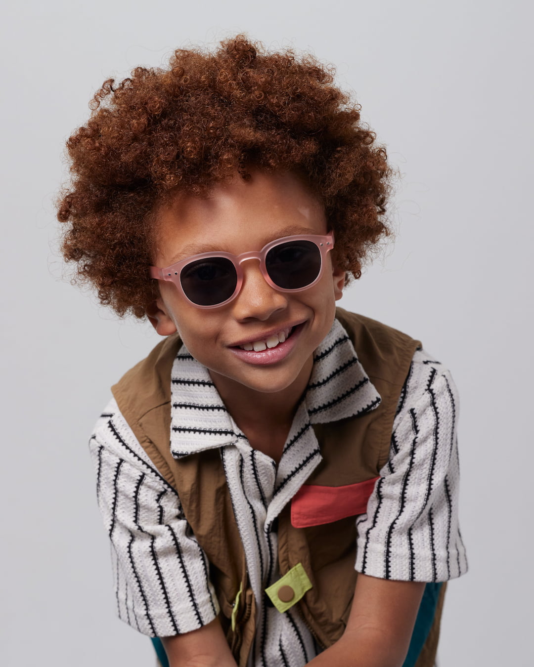 Pink IZIPIZI sunglasses for children aged 5-7, stylish pink frame with dark lenses perfect for kids' sun protection.
